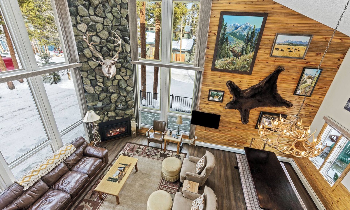 Warrior's Mark House | 1 mi to town, bikable neighborhood, free shuttle route, 3 King beds