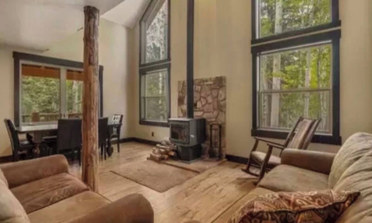 Mammoth Creek Cabin | 1-mile from Panguitch Lake! Sleeps 11 - Spacious cabin getaway.
