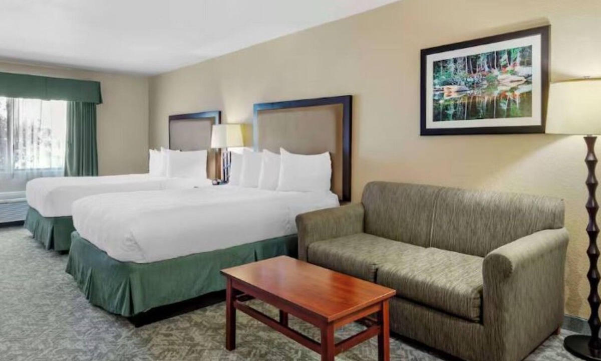 Eagle Hotel | 2-Floor Suite w/Indoor Pool Access & Free Breakfast| 5-Mins to Brush Creek Park