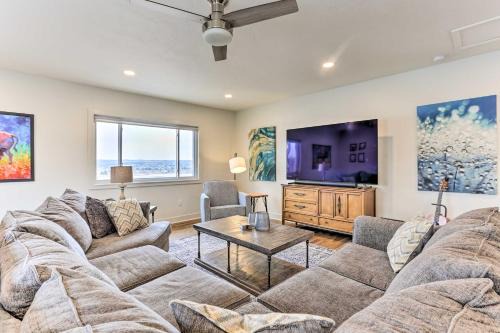 Castle Rock House | 2 Mi to Dtwn Castle Rock: Home w/Furnished Patio