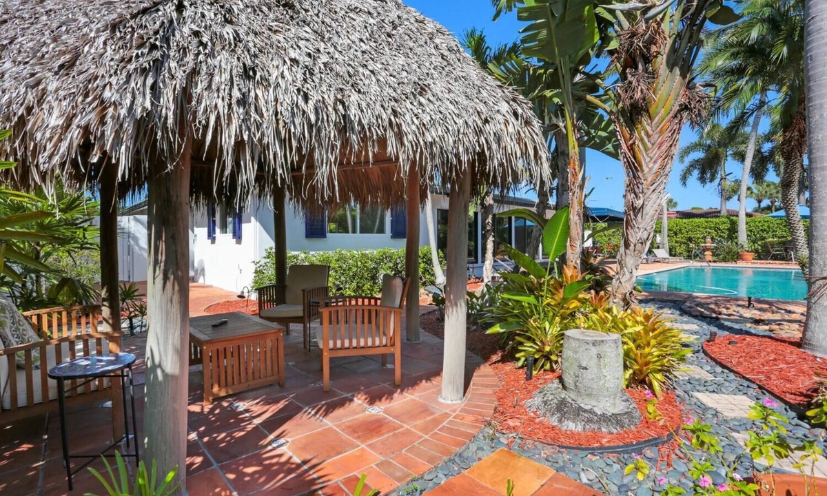 Big Cypress Golf and Country Club House | 2 miles to beach 2 miles to downtown 3bd2bth SALT Pool, outdoor tv tiki