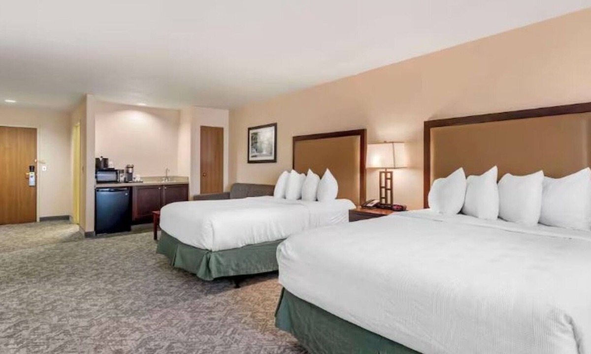 Eagle Hotel | 2 Pet-Friendly 2Floor Suite w/Free Breakfast | 6-Mins to Eagle Pool & Ice Rink
