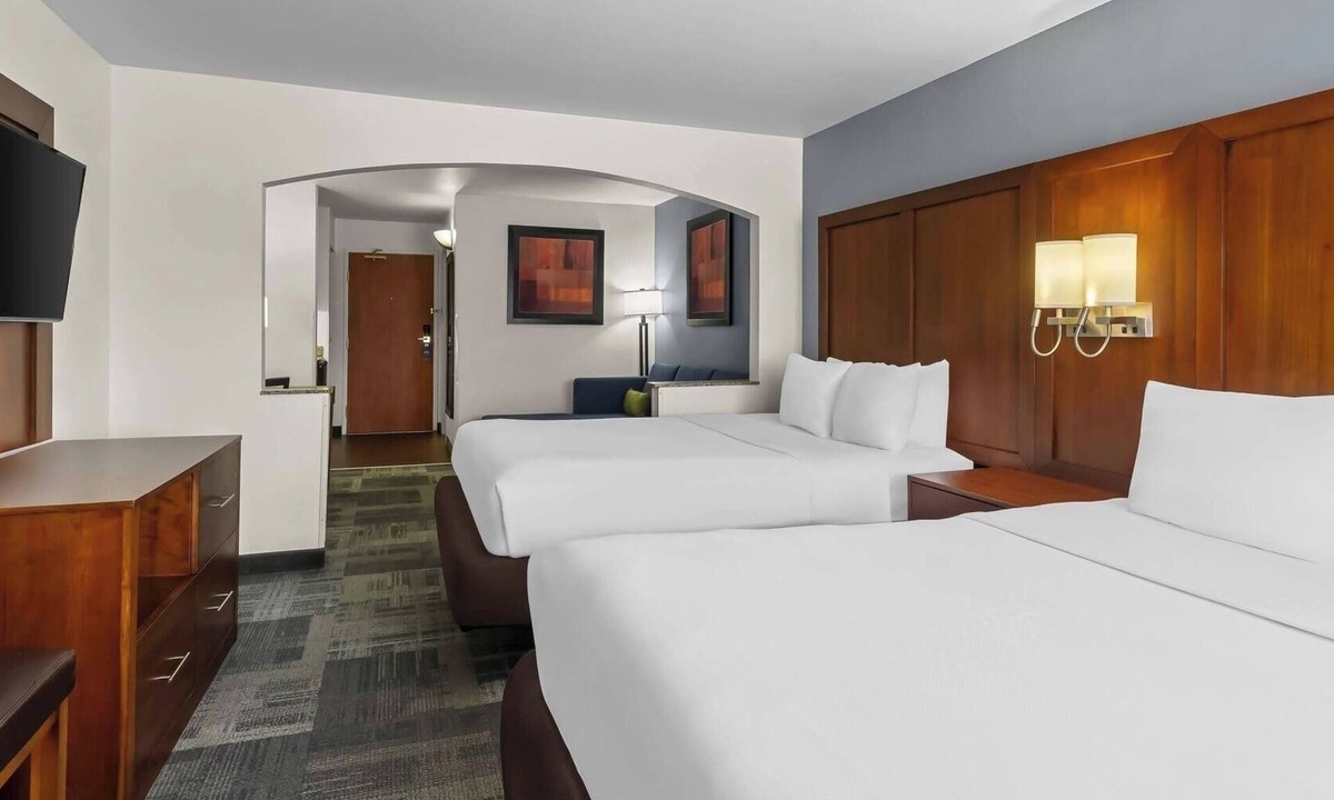 Englewood Hotel | 2 Stylish Denver Suites Close to Shopping, Parks, Trails & Entertainment