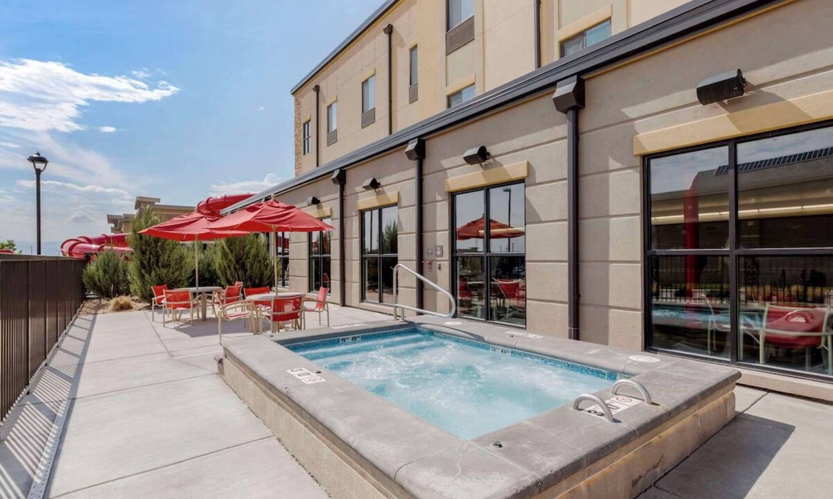 Loveland Hotel | 2 Suite Perfect for Family Fun and Relaxation with Indoor Pool & Breakfast