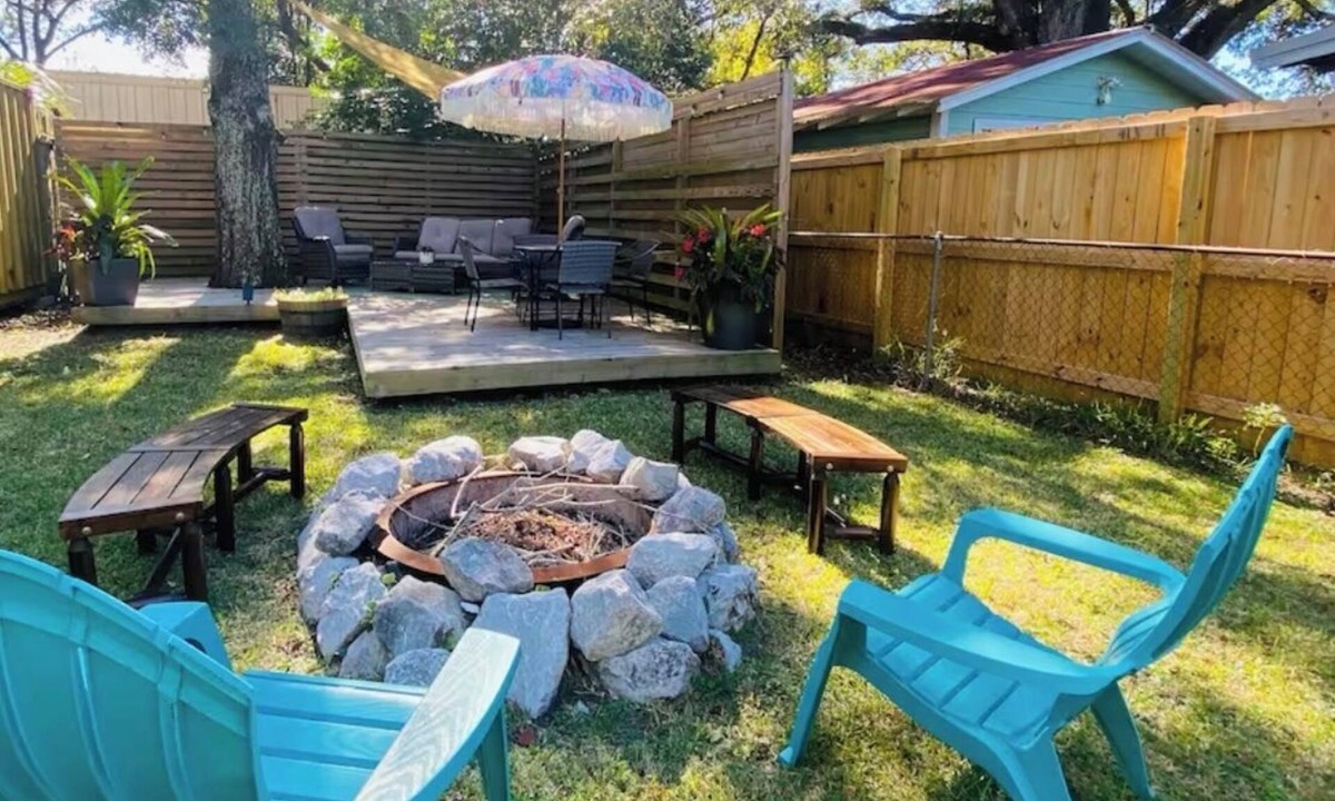 South Pensacola Cottage | 2bedrm/1bath, walk 2 dwntown/stadium/seafood market large yard w/onsite parking