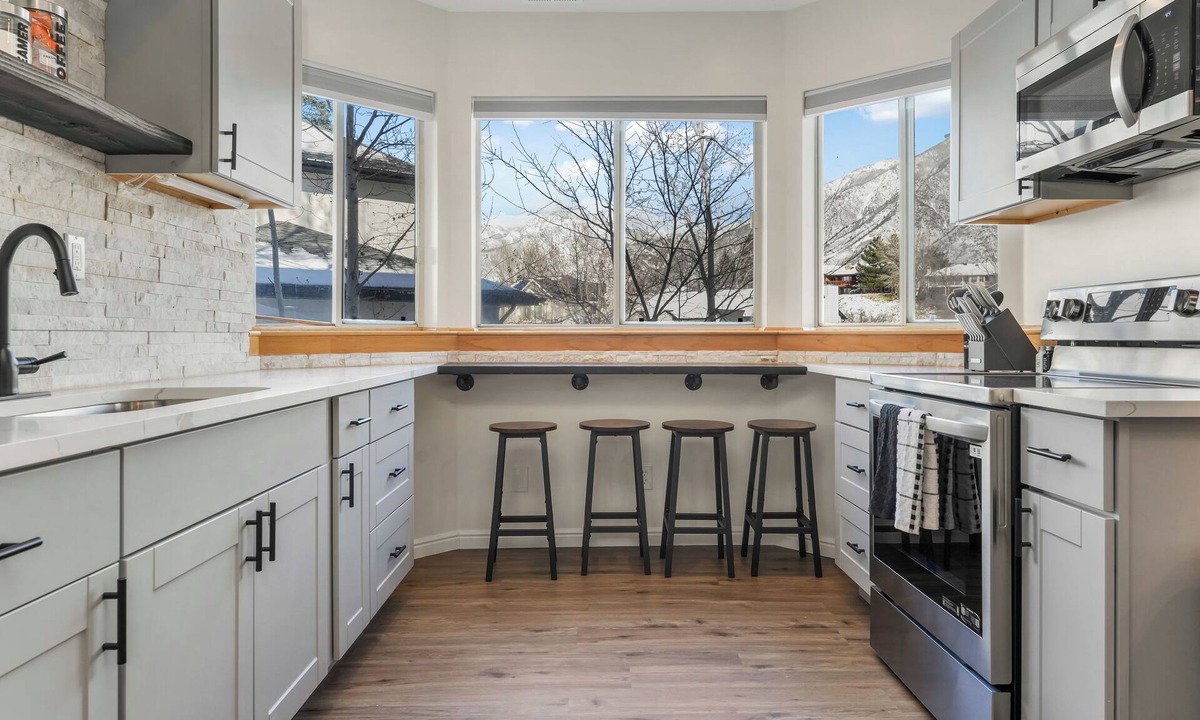 Sandy House | 2BR Mtn Escape | King Bed, Views & Summer Hikes