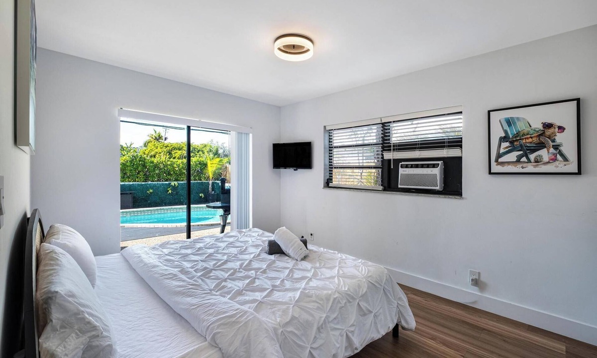 Imperial Point House | 3-bedroom Pool BBQ Outdoor TV Arcade Close to Beach