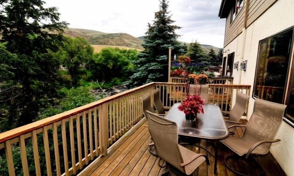 Eagle-Vail House | 3 Bedroom Townhome, overlooking the EagleRiver, minutes to Beaver Creek and Vail