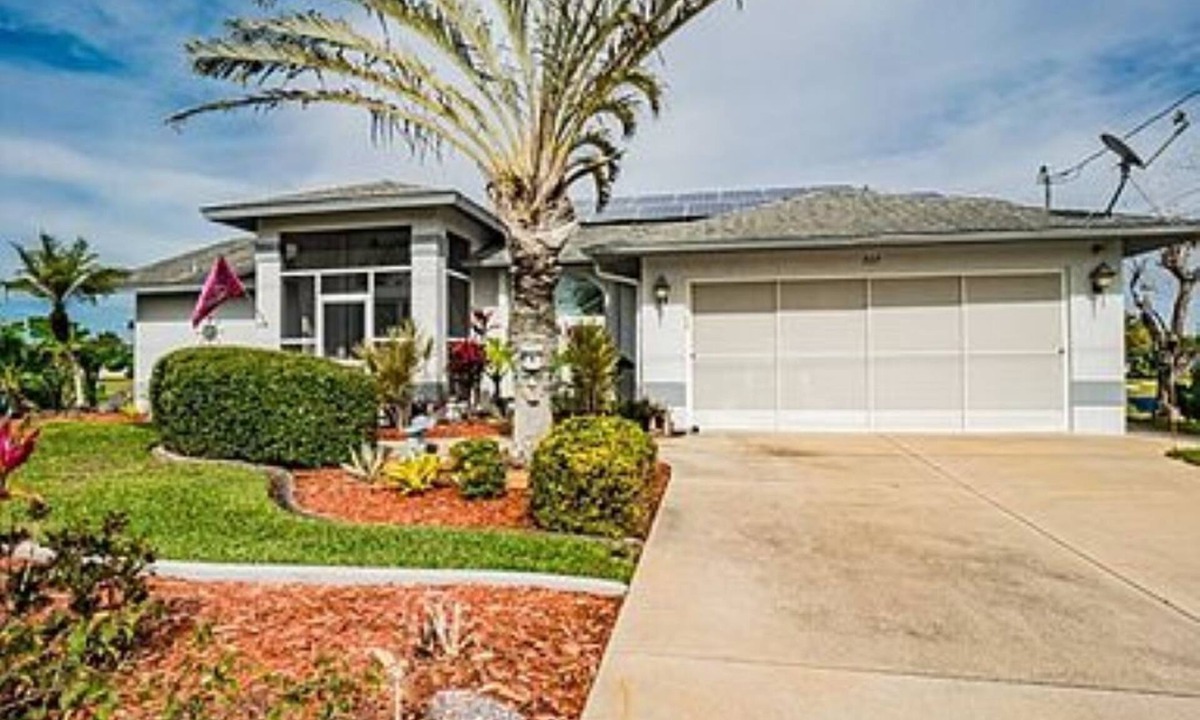 Long Meadow House | 3-bedroom vacation home just 8 minutes to Manasota Key Beach