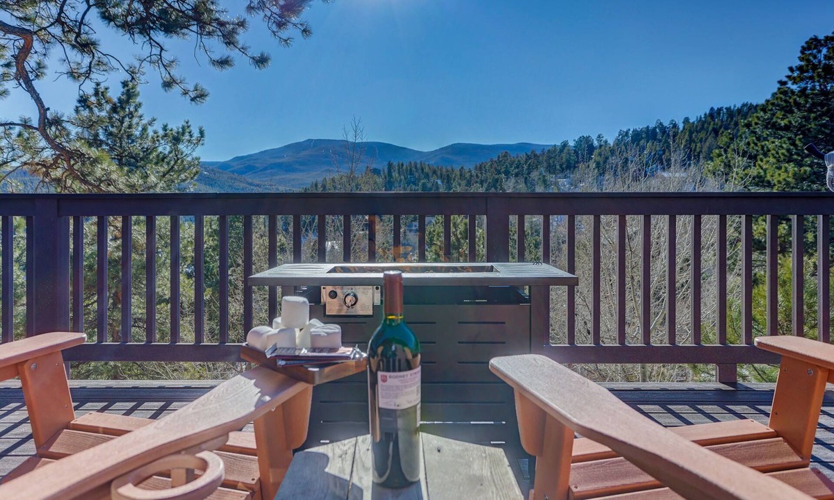 Shadow Mountain Cabin | 3-BR, amazing Mountain View, game room, hot tub, 30 min to Red Rocks, wild life