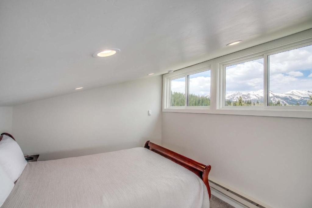 Dunkin Hill House | 3BR with Mountain Views on FREE Bus Line