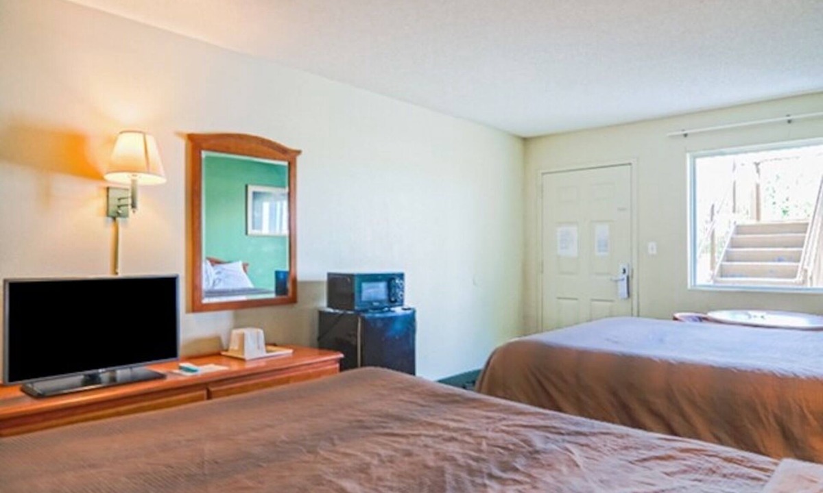Ashburn Hotel | 4 Accommodations of Pet-Friendly Rooms | Perfect for Family | Free Parking