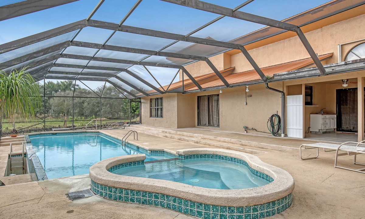 Jog Road House | 4-bedroom house in welcoming Wellington with AC