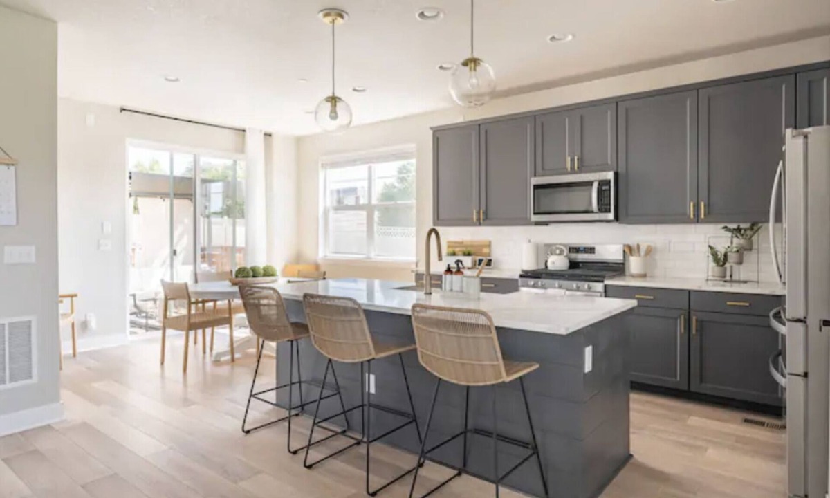 Westminster House | 4 BEDROOM MODERN HOME, FREE PARKING, A/C, W/D,WIFI