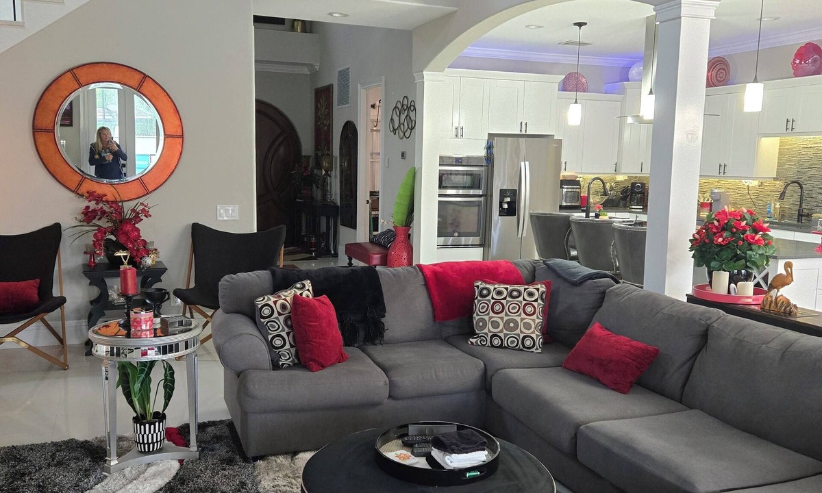 Central Naples House | 4BR/5BTH Heated Pool/Spa Home 1 Mile to Beach! 5 min to Downtown Naples
