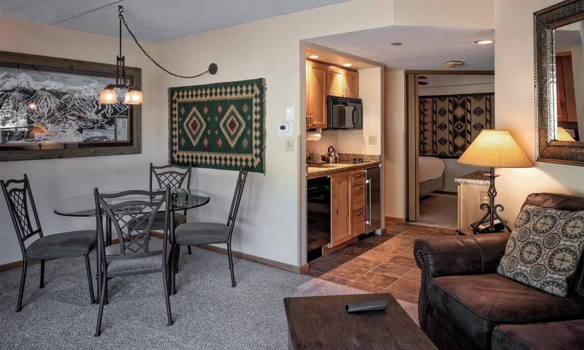 Four O'Clock Apartment | 9 Hot Tubs! Ski-In/Ski-out Suite