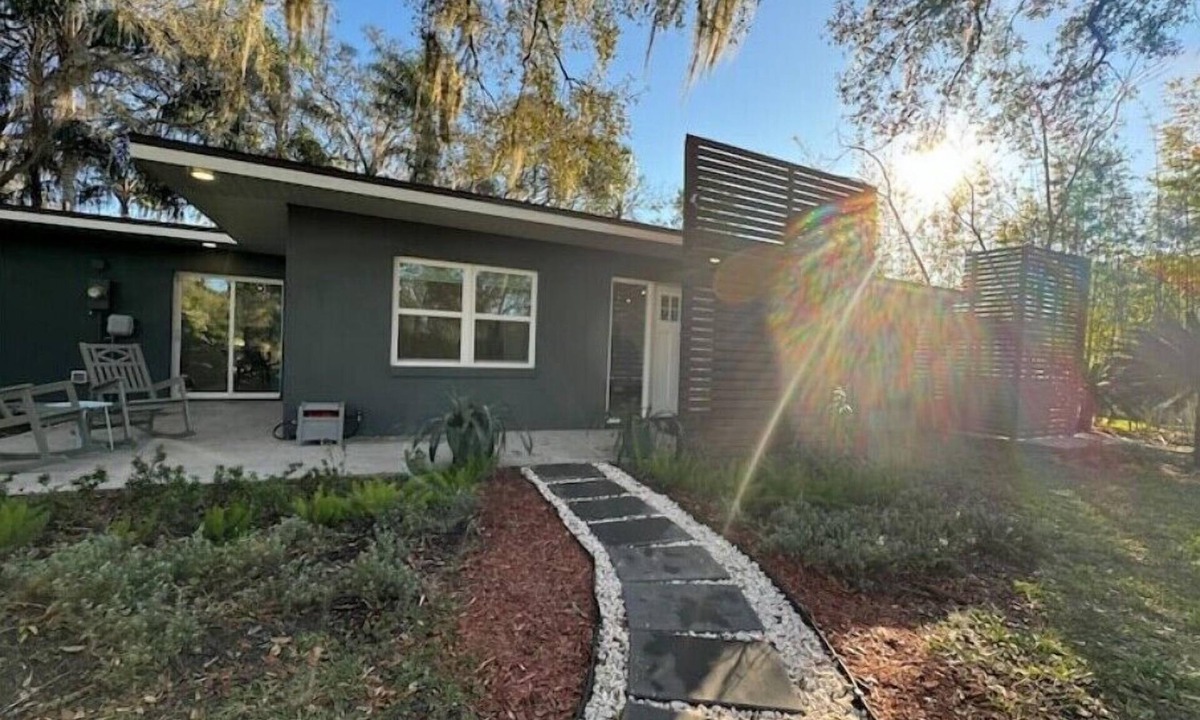 Tangerine House | A beautiful lakeside retreat for the whole family, even your pets!