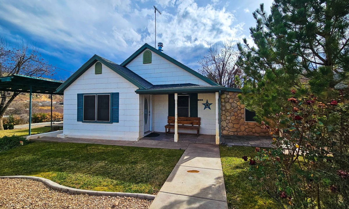 La Verkin House | Adorable 2 Bedroom Home - Minutes from ZION National Park