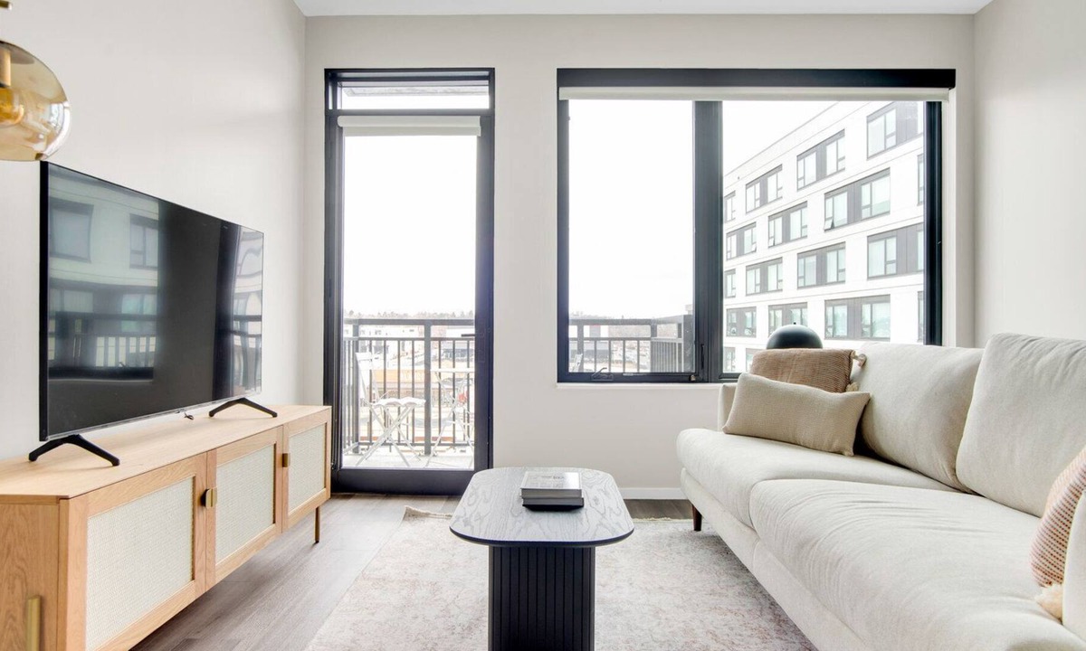 Hale Apartment | Airy Congress Park 2BR w/ Gym & Pool, near shops & dining, by Blueground