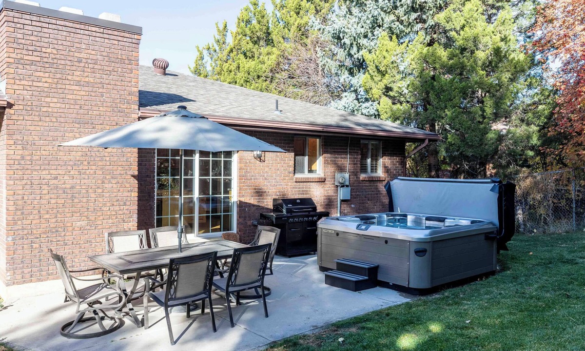 Sandy House | All king beds (with 2 rooms that can convert into 2 twin XLs), hot tub, arcade, and fresh updates. Spacious, cozy, and minutes to Snowbird & Alta. Pet-friendly and perfect for ski groups wanting comfort, style, and unbeatable canyon access.