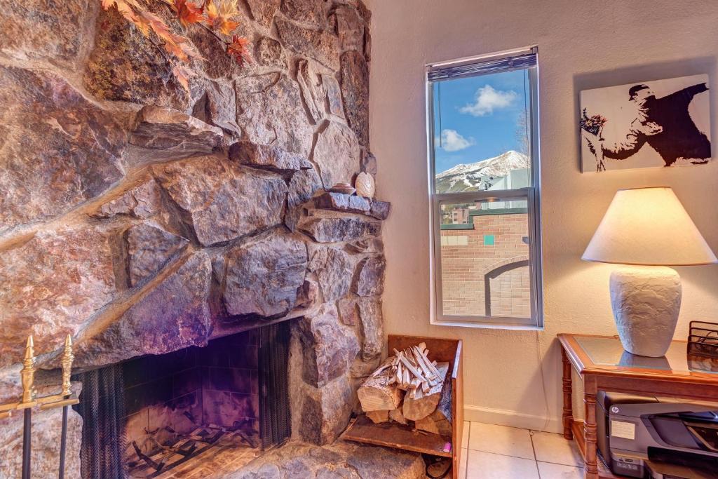 Historic District Apartment | Alpine 203 Condo close to lift