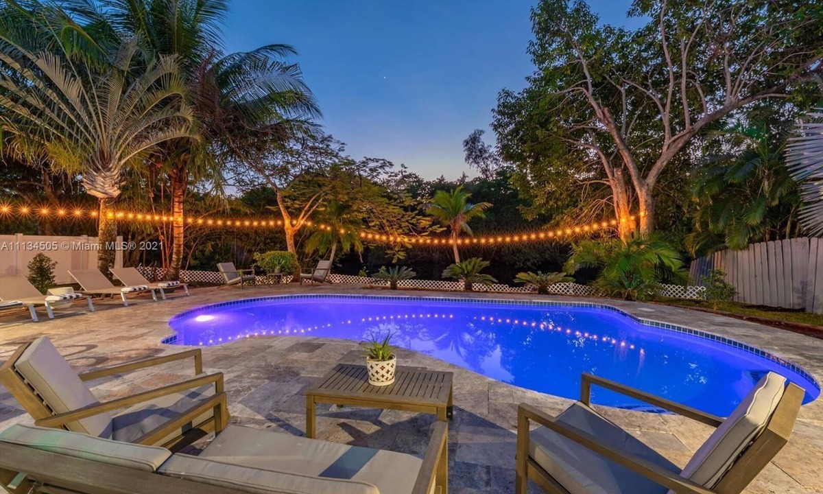 Central Fort Lauderdale House | Amazing backyard for Family vacation with heated pool.