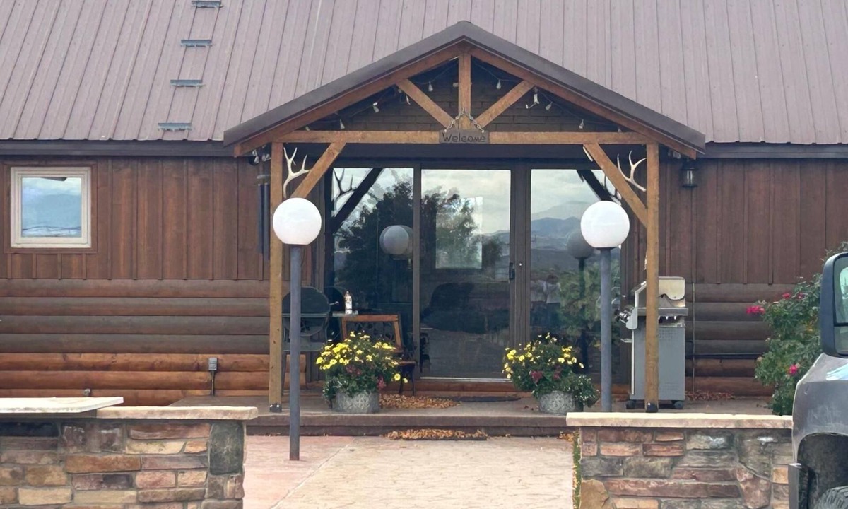 Del Norte House | Amazing Country Farm in charming Del Norte perfect for large groups and families