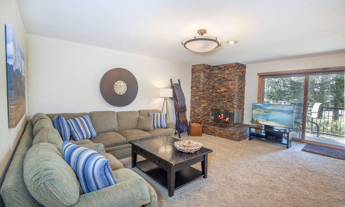 Dillon Condo | Amphitheater View | Hot Tubs & Pool