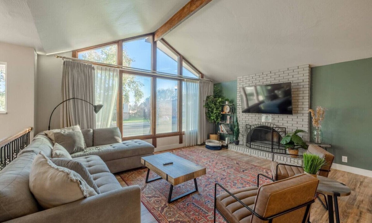 Sandy House | Apres Abode Pet-Friendly Ski Retreat w/Hot Tub