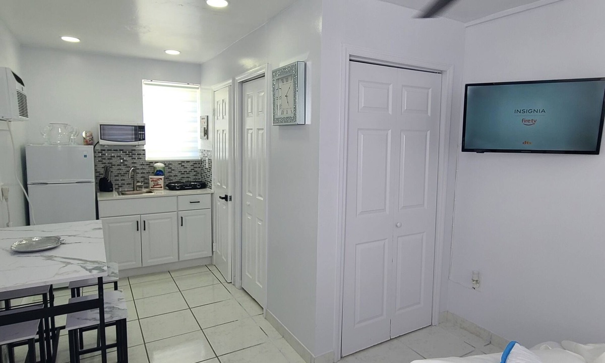 Boulevard Heights Apartment | Apt Hollywood Fl close to Hard Rock Stadium and Hard Rock Casino Guitar Hotel