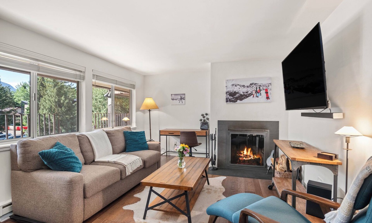 Aspen Condo | Aspen 30-Day Luxury Lease, Downtown 2BR/2BA, Pool, Steps to Gondola & Core