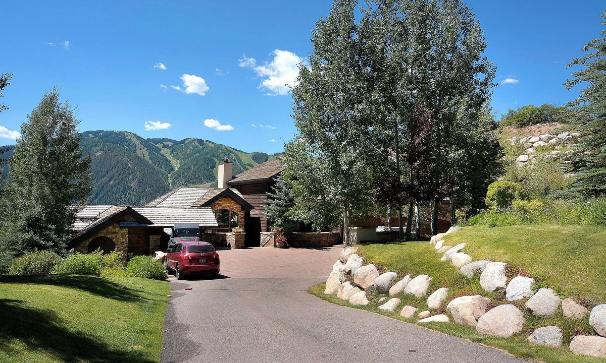 Red Mountain House | ASPEN 6-bed House for Winter Holiday Rental Unobstructed views of Aspen Mountain