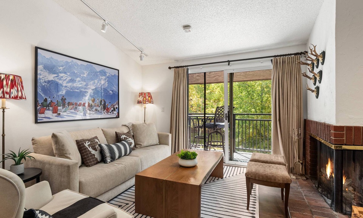 Aspen Condo | Aspen Mtn View with Balcony! Convenient To Mtn & Dowtown. Parking and Washer/Dryer