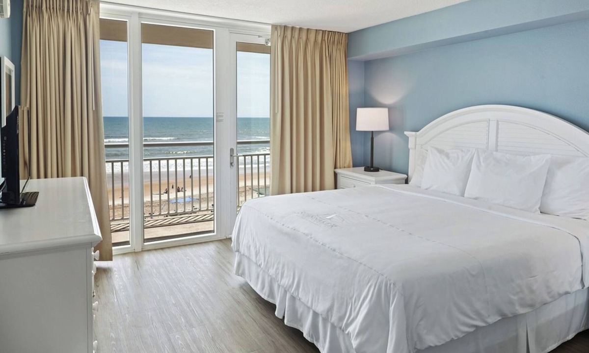 Ormond Beach Hotel | Atlantic View 1BR w/Kitchen, Pool, and Easy Access to Sun, Sand, and Dining