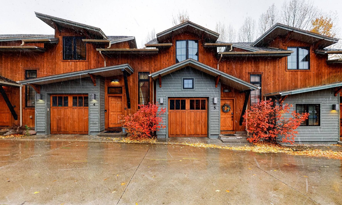 Downtown Steamboat Springs Condo | Attractive Condo Near Steamboat Ski Resort w/Free WiFi, W/D, Central AC, Deck