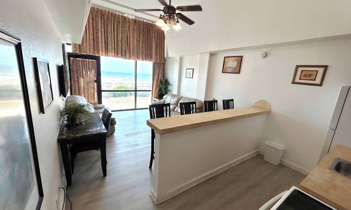 Schulte Park Condo | Beachfront 1-bedroom in wonderful Daytona Beach with kitchen, pool, tiki bar