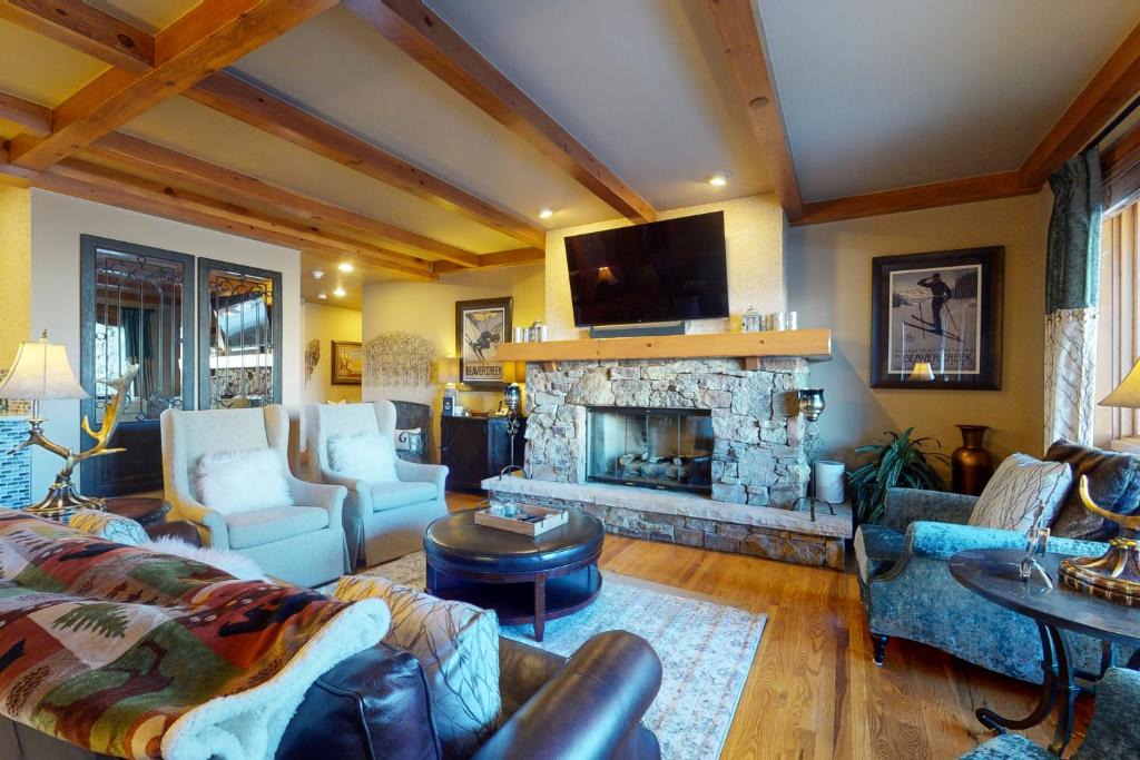 Avon Hotel | Bear Paw Ski In - Ski Out Condo