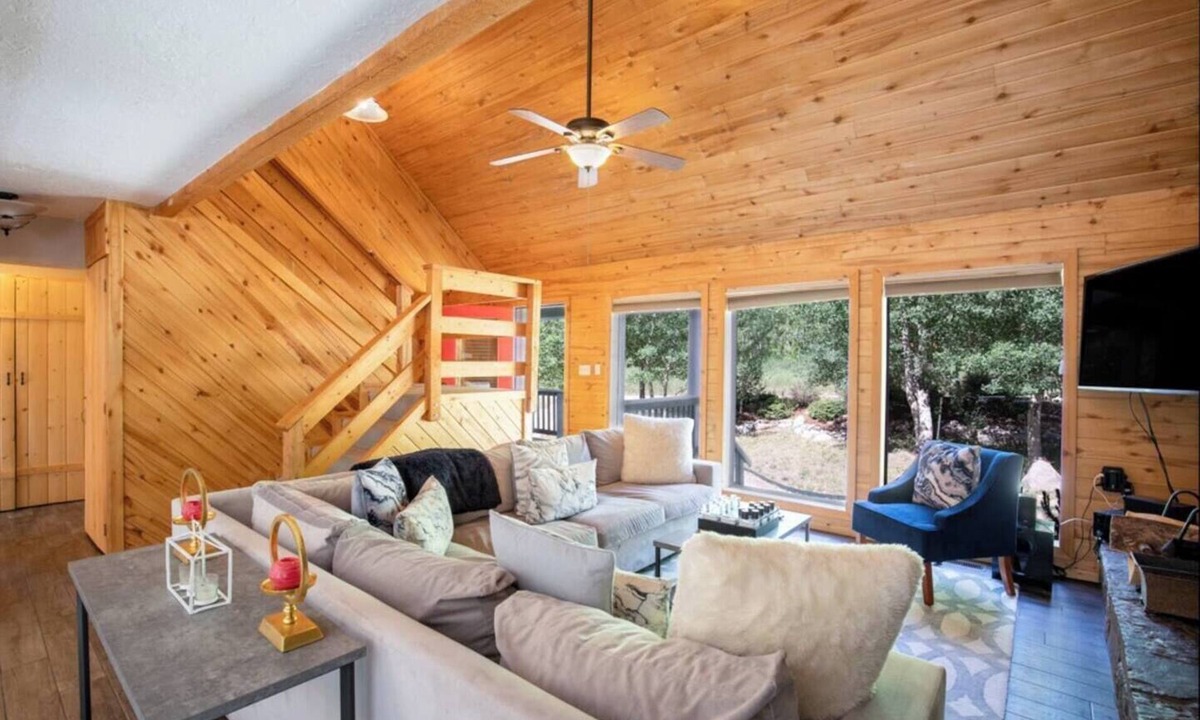 Purgatory House | Beautiful Cliff view in Durango HotTub hiking 5/3 Sleeps 16 allows pets plus AC