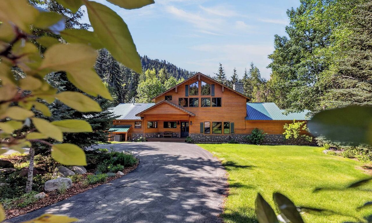 Durango House | Beautiful Colorado log home backing to the Florida River.