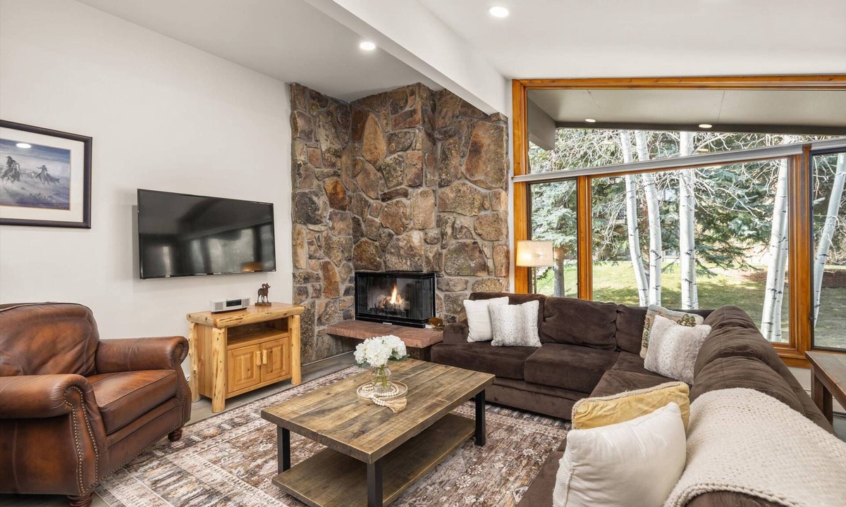 Snowmass Village Condo | Beautiful Condo in Snowmass Village! Balcony W/Views, Pool, HT, Gas FP, Elevator & Access to Trails
