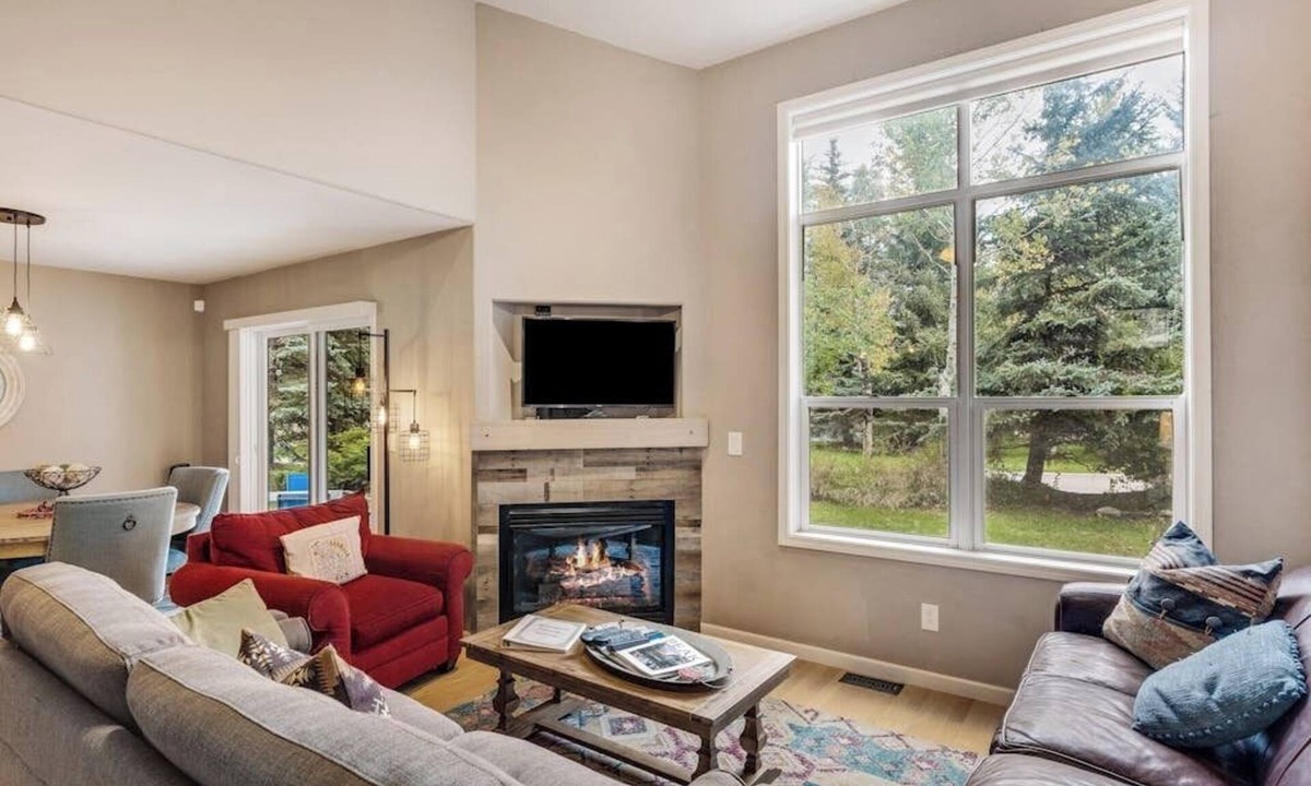 Edwards House | Beautiful downtown townhouse with patio, grill, firepit, fireplace, washer/dryer
