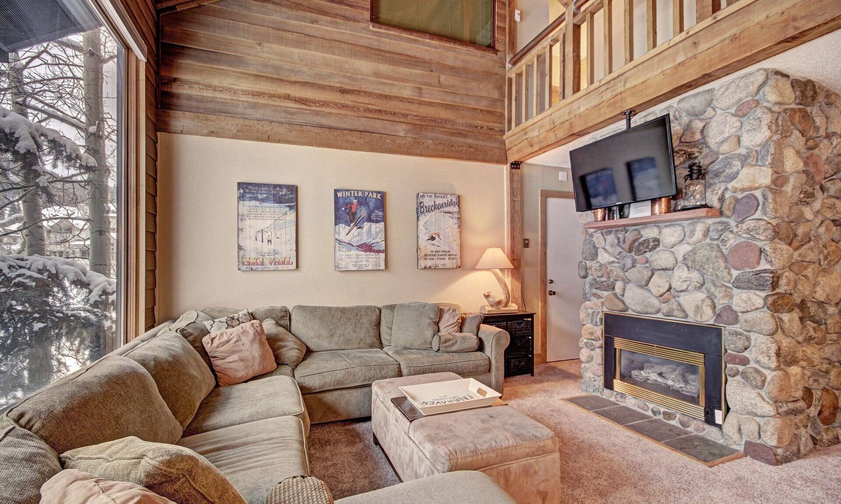 East Village at Copper Condo | Beautiful Ski Chalet with hot tub. 1 Minute to Super Bee Lift! AN203