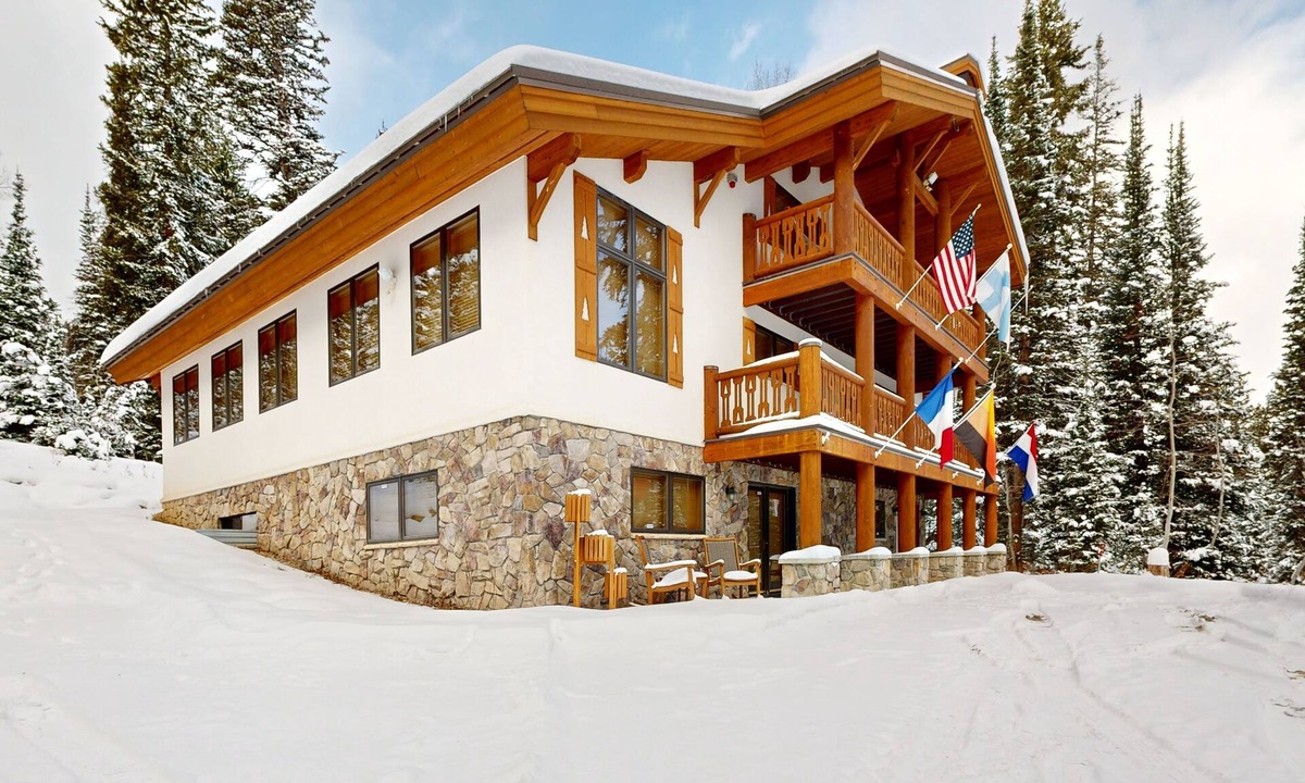 Salt Lake Mountain Resorts House | Beautiful ski chalet with gourmet kitchen, theater room & private hot tub