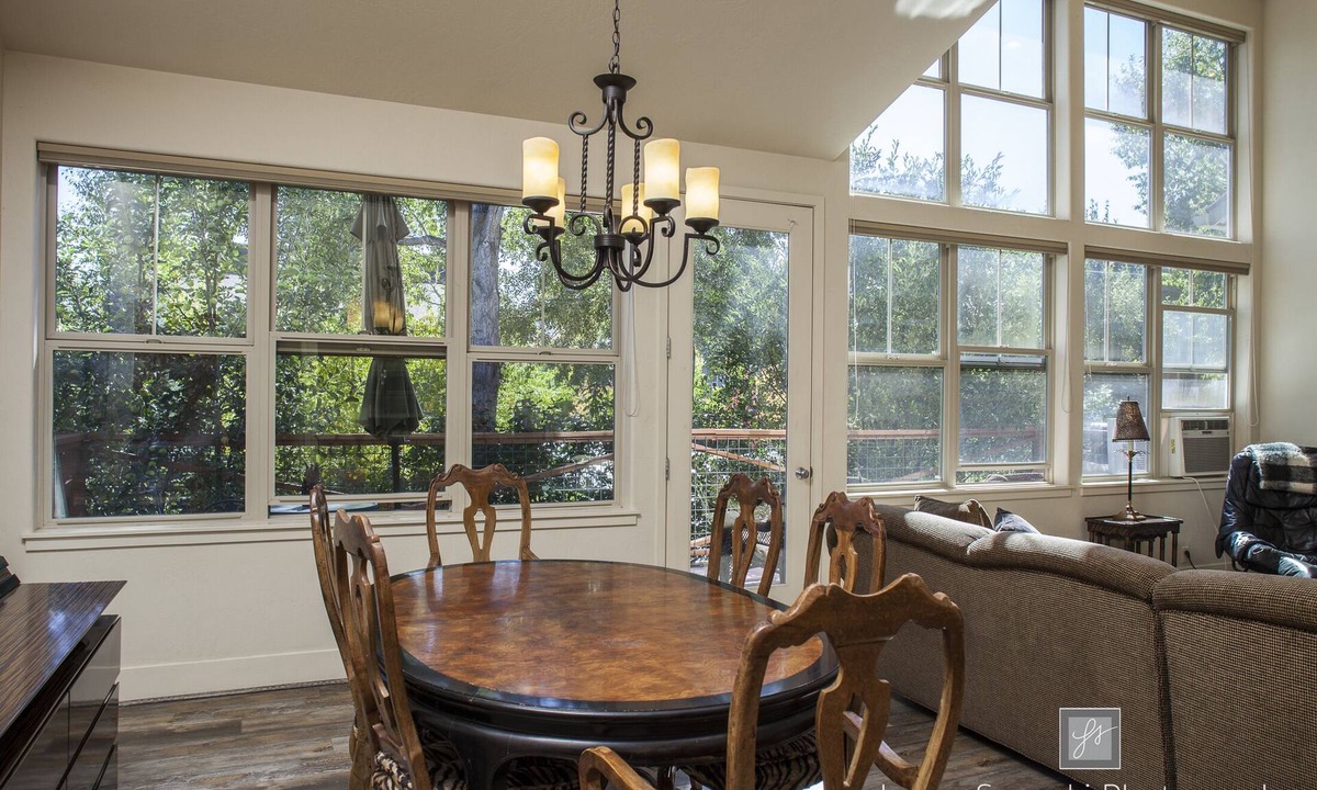 Basalt House | Beautiful Willits Townhouse 5 minutes from Whole Foods, restaurants and bars!