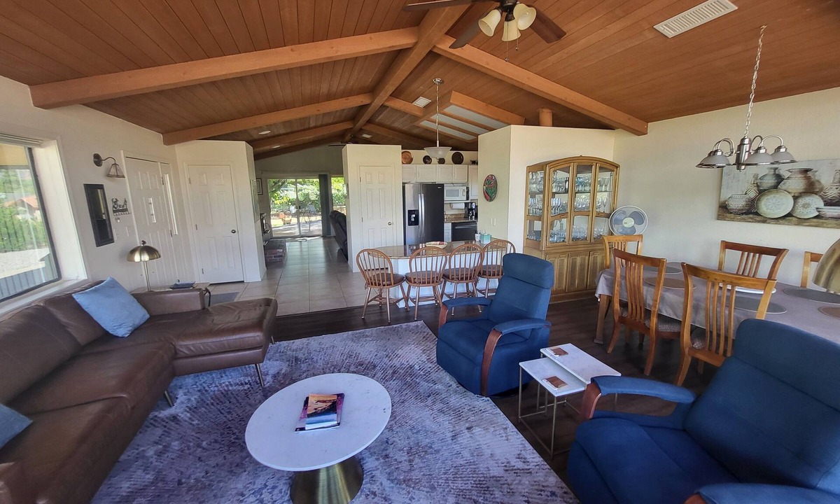 Oak Creek House | BEST VIEWS! Sleeps 8 Large Balcony, Firepit, Lawn, Patio, Wildlife