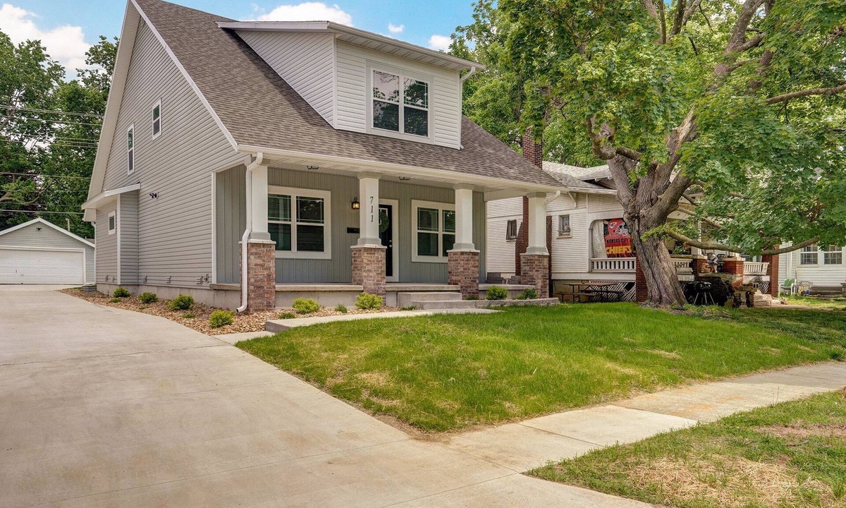 Springfield House | Brand NEW Spacious 5-bedroom house in awesome Springfield near MSU and Mercy