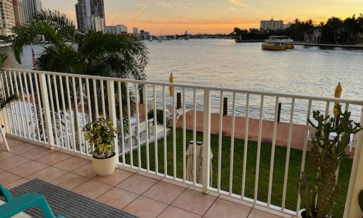 Central Beach Condo | Breathtaking Waterfront Escape in Fort Lauderdale — Chic, Bright & Top-Reviewed!
