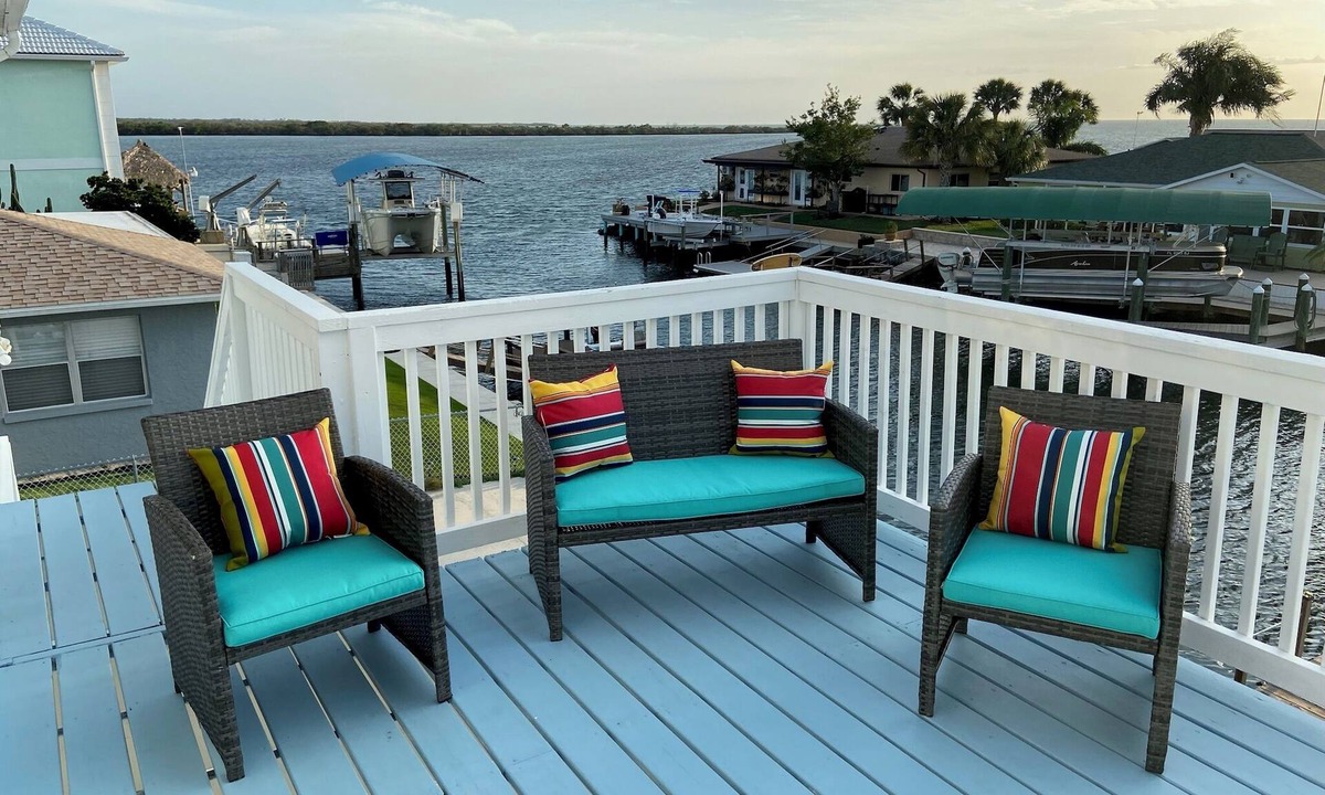 Hudson House | Bring the whole family to this beautiful waterfront home 6 bedrooms 3 bathroom