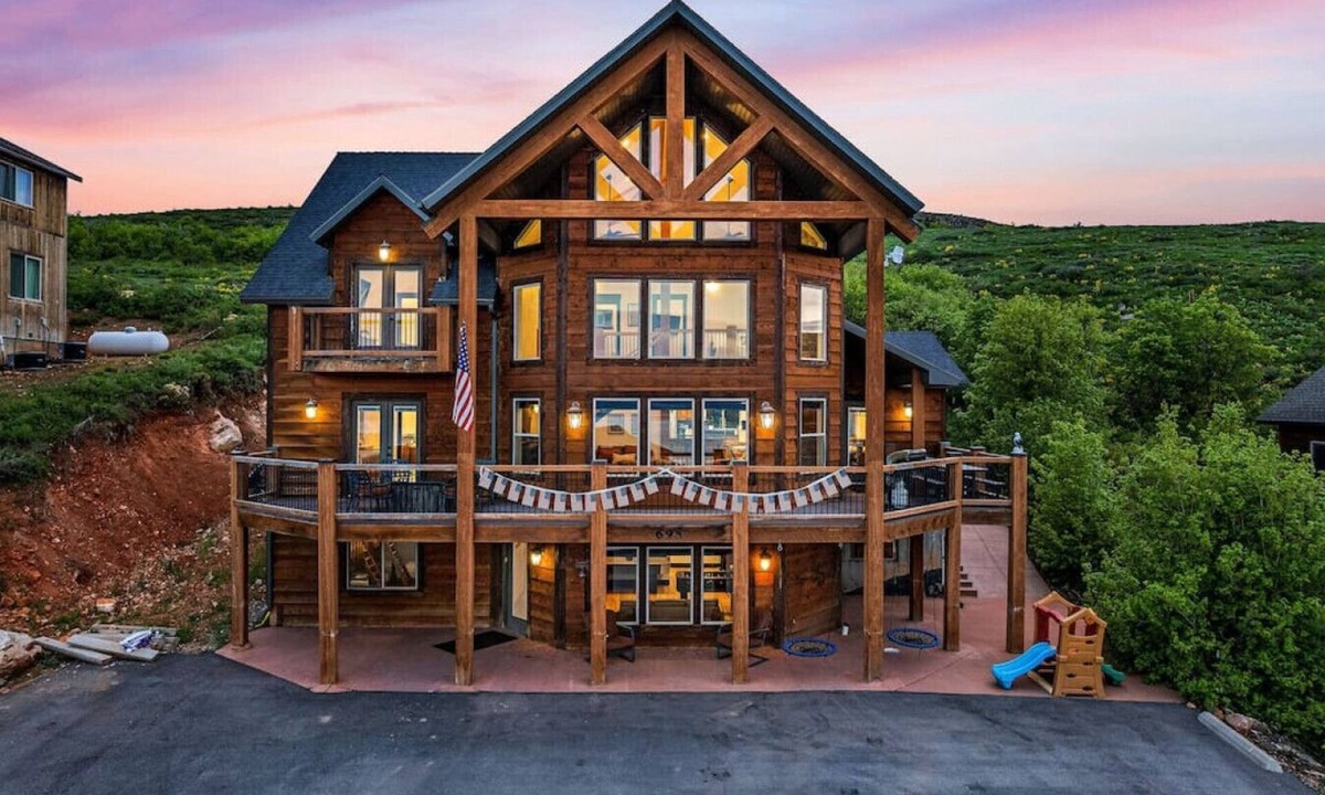 Harbor Village Cabin | Burly Bear | Sleeps 34, Hot Tub, Sauna, Games, Tennis, Pool & More!