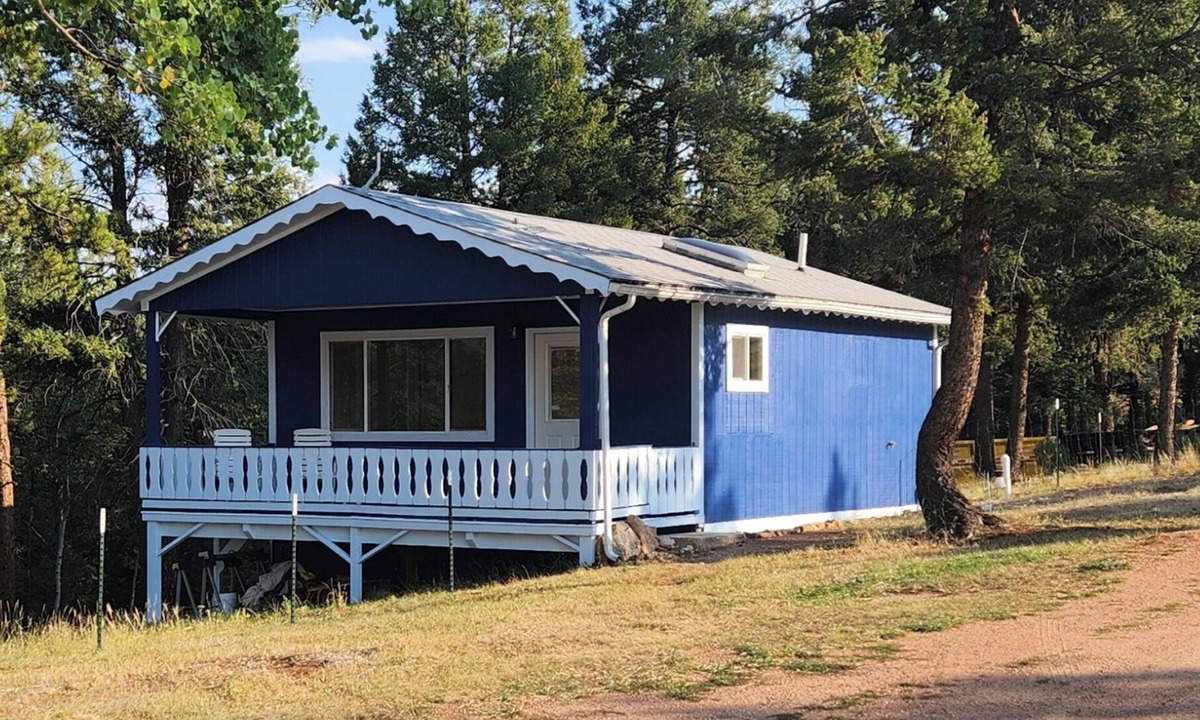 Florissant Cabin | Cabin Fever is a cozy fully renovated one bedroom cabin in Florissant, Colorado